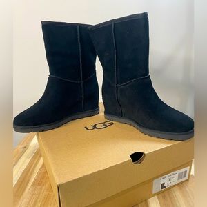 NWT UGG  🖤 CLASSIC FEMME SHORT BOOT'S - WOMEN'S